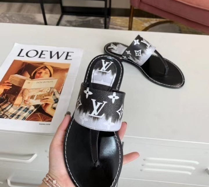 LOUIS VUITTON ESCALE PALMA FLAT THONG SANDAL